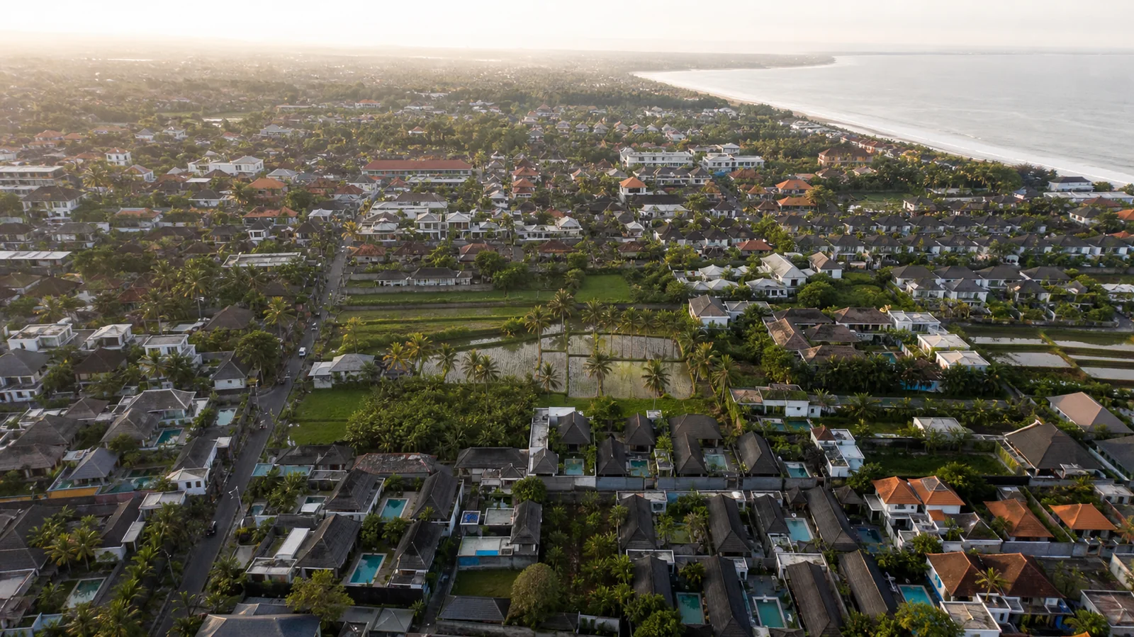 Forte densité de villas et de piscines dans une zone côtière de Bali