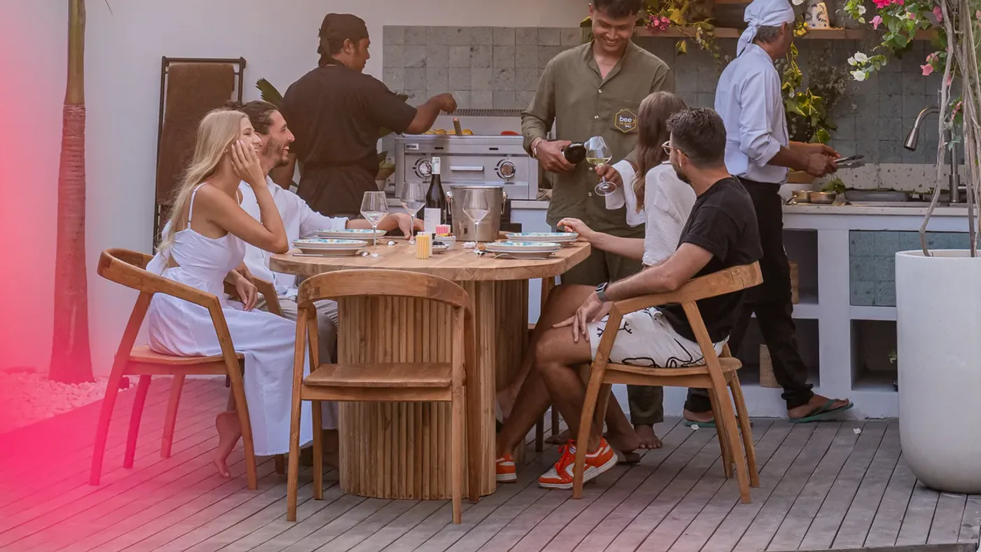 Des voyageurs à table pendant que l'équipe Bee My Guest prépare et assure le service du soir
