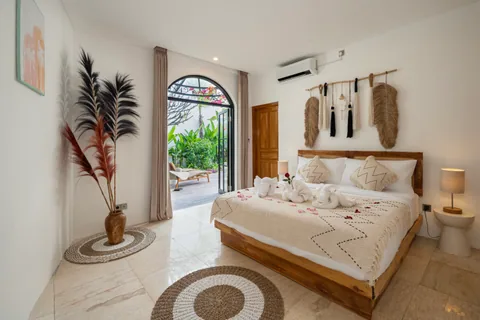 Casa Diplomatico's bedroom opening onto the pool through an arch