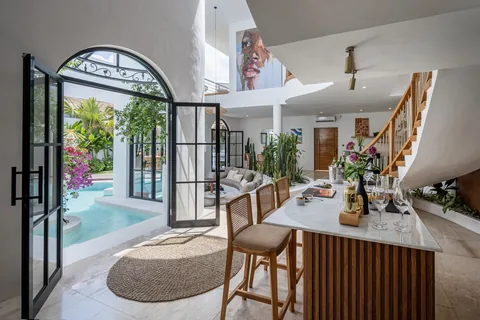 L'entrée arquée de Casa Diplomatico ouverte vers la piscine