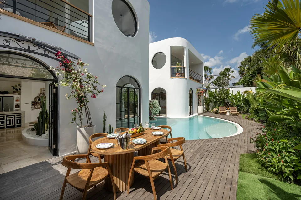 La façade blanche sculpturale et la piscine courbe de Casa Diplomatico