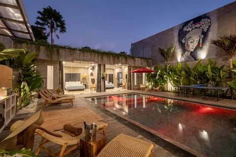 La cour et la piscine de Concrete Serenity éclairées au crépuscule