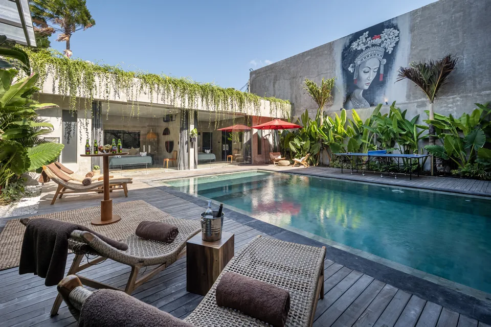 La cour avec piscine et œuvres d'art de Concrete Serenity