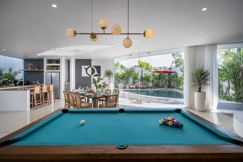 La salle de jeux et la table à manger ouvertes sur la piscine de Villa Soluna