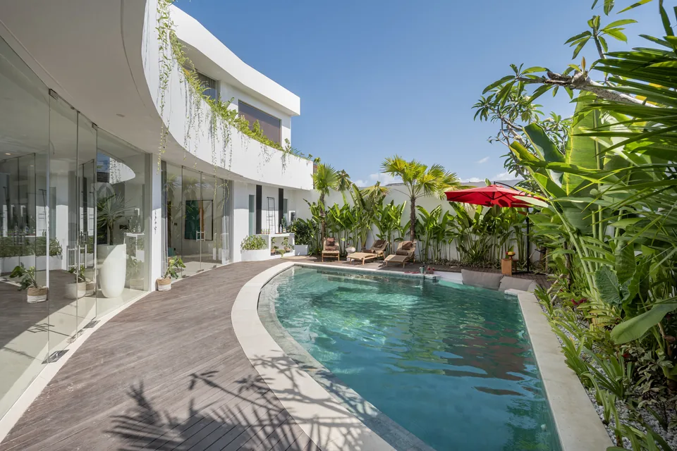La piscine courbe et le jardin tropical de Villa Soluna