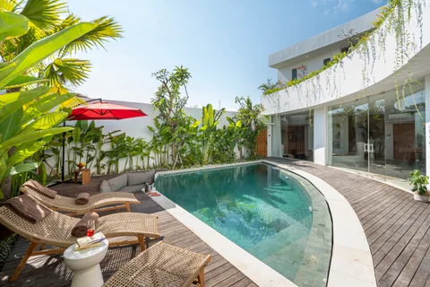 Villa Soluna's pool terrace and curved façade